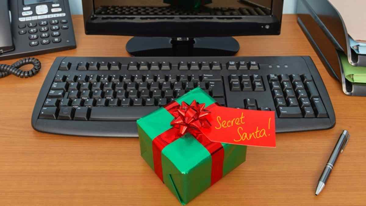 Are Cash Gifts to Employees Taxable 